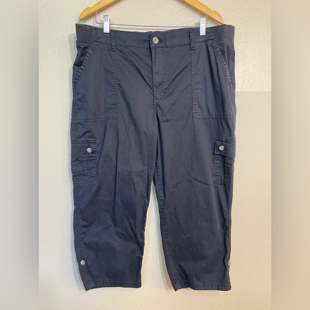 Lee women’s relaxed fit mid rise black cropped Cargo Pants